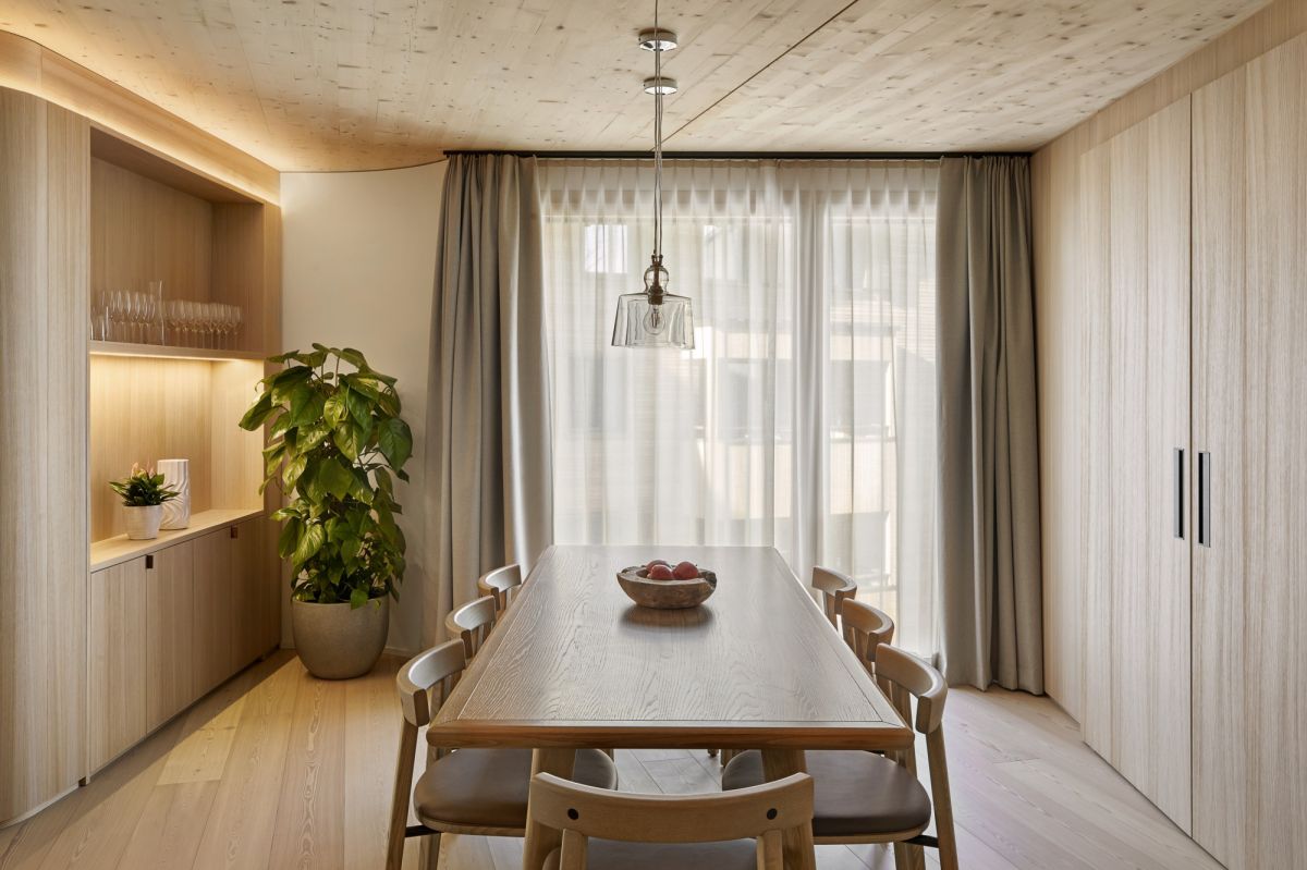 Salle à manger avec beaucoup de bois (sol, plafond) et des meubles en bois