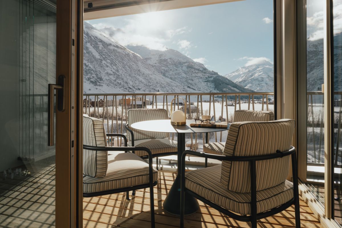 Vue depuis le salon sur la loggia et les montagnes