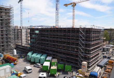 Le chantier des ports francs avec, au premier plan, plusieurs plates-formes interchangeables chargées d’éléments en bois.