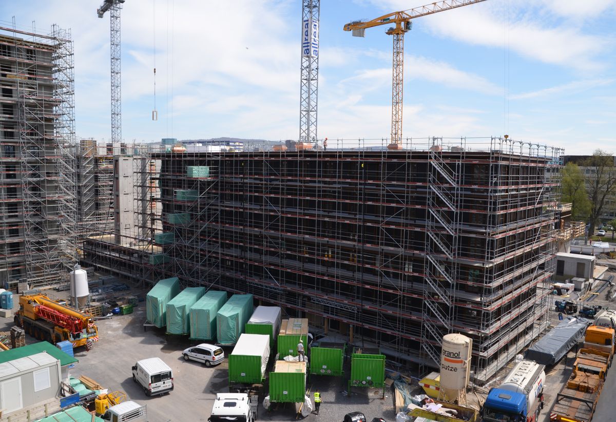 Le chantier des ports francs avec, au premier plan, plusieurs plates-formes interchangeables chargées d’éléments en bois.