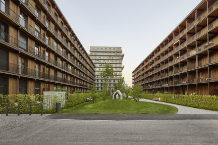 Les longs immeubles des ports francs de Zurich et leurs balcons longeant les façades. Photo: Zeljko Gataric