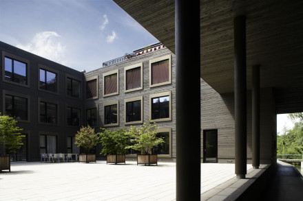 Cour intérieure de l’immeuble Renggli à Sursee avec vue sur les bureaux