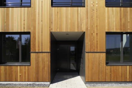 Immeuble d'habitation «Holzhausen» avec un espace au niveau du sol.