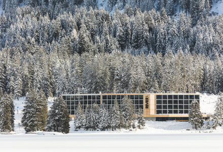 Hôtel Revier avec neiges vue depuis le Lac de Heid