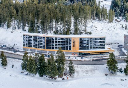 Bild von Des chambres d'hôtel bien empilées avec vue sur le lac