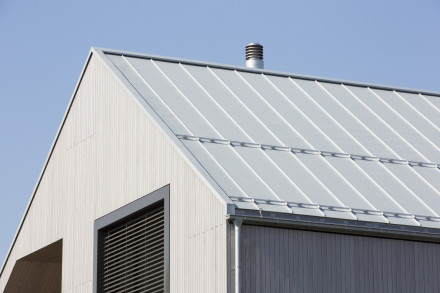 Maison individuelle à Cham avec une protection en tôle sur la bordure du toit.