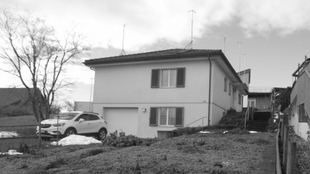 Photo montrant une ancienne maison individuelle avec des profilés de construction déployés sur le toit et tout autour.