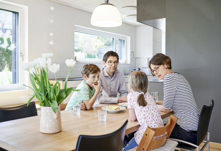 Famille dans la cuisine à la table en discussion