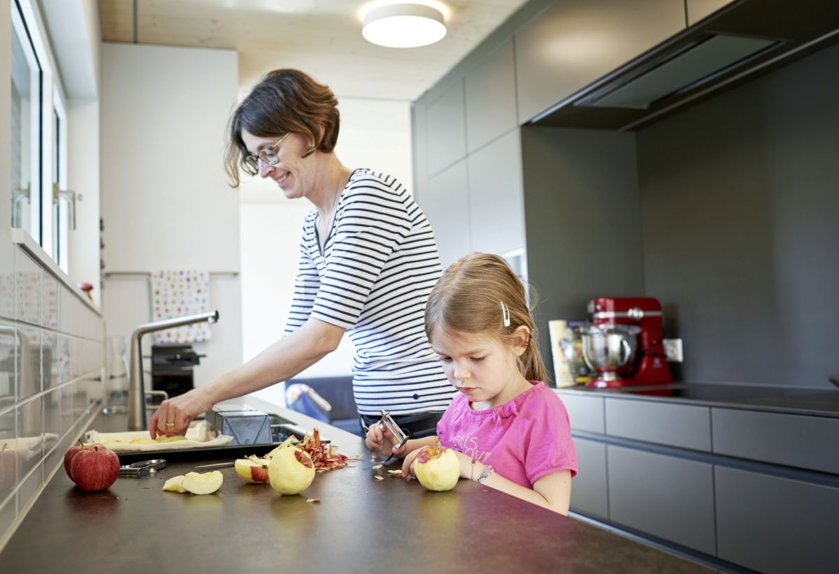 Cuisine, maman et fille prépare les quatres heures