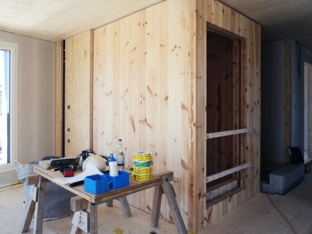Cage d’escalier en bois en cours de montage