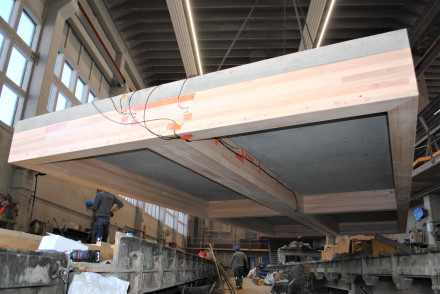 Installations de mesure sur un élément de construction hybride bois-béton avec poutres en tasseaux-collés en hêtre