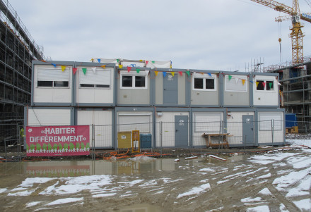 Espace chantier avec deux étages en containers.