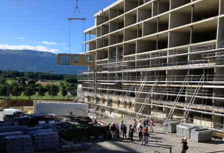 Montage d’un élément construction bois lors de la visite du chantier