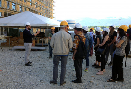 Jérôme Pugin, responsable succursale Suisse romande, en train de répondre aux questions du groupe pendant la visite du chantier.