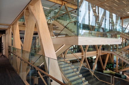 Vue intérieure (cage d'escalier) avec beaucoup de bois comme construction et beaucoup de verre.