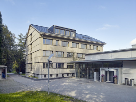 L’Institut fédéral de recherches WSL à Birmensdorf et son toit à deux pans.
