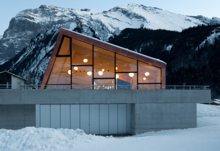 Le restaurant OX de Klostermatte Engelberg au toit asymétrique à deux pans.