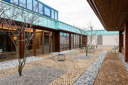 Cour intérieure entre l'ancien et le nouveau bâtiment avec vue sur le nouveau bâtiment