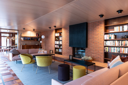 Salle de séjour avec bibliothèque et cheminée dans la maison du médecin rénovée