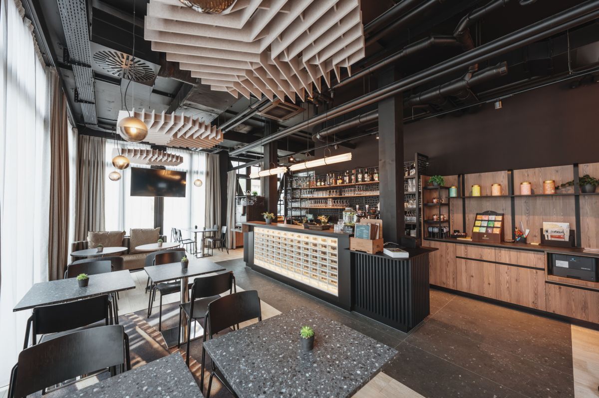 Espace restauration avec buffet de petit-déjeuner