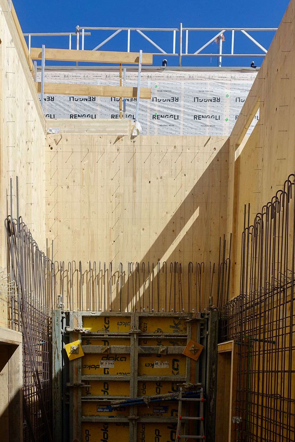 Travaux de coffrage à l’intérieur de la cage d’escalier