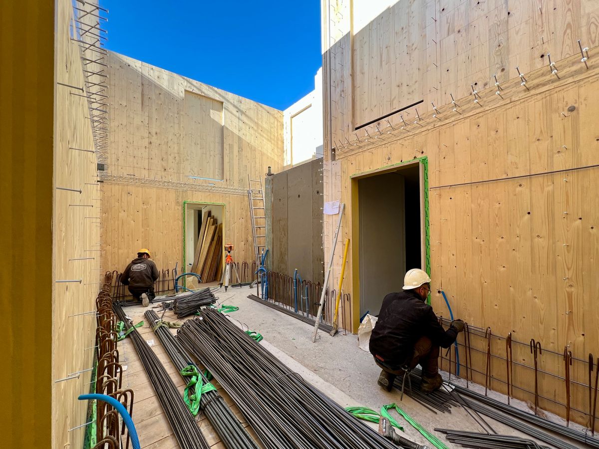 Travaux d’armature à l’intérieur de la cage d’escalier