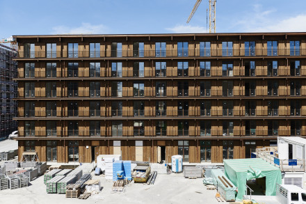 Montage des trois longs immeubles de six étages en construction bois des ports francs de Zurich  
