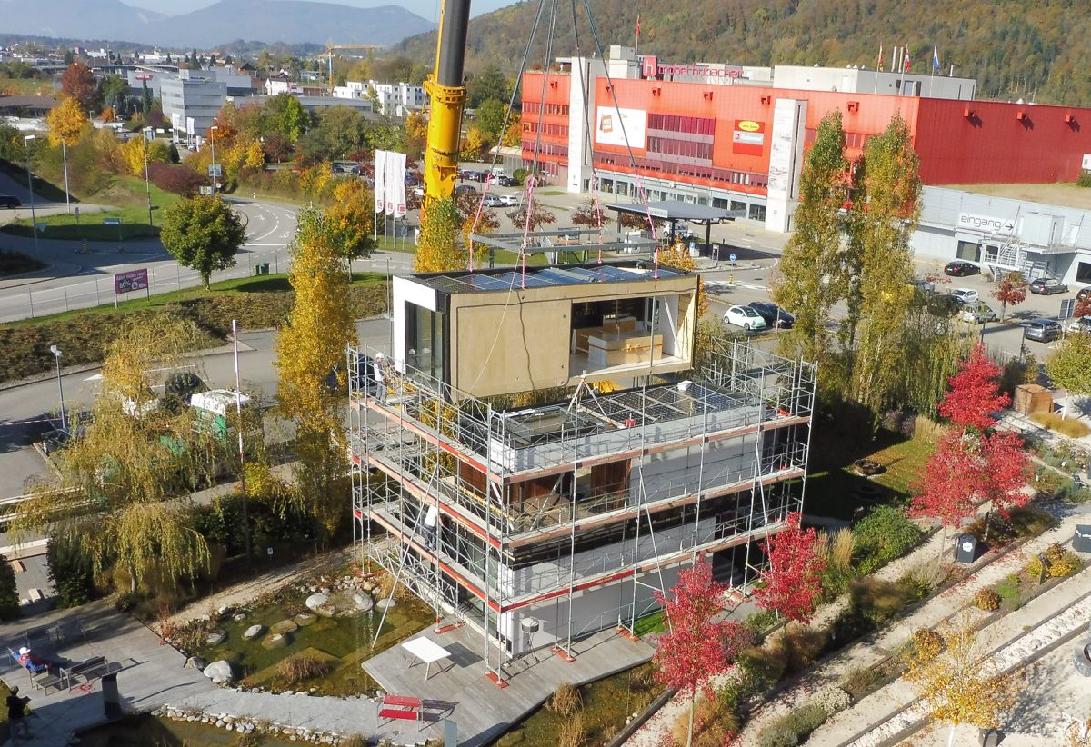 Démontage du premier des quatre modules. Il est suspendu à la grue.