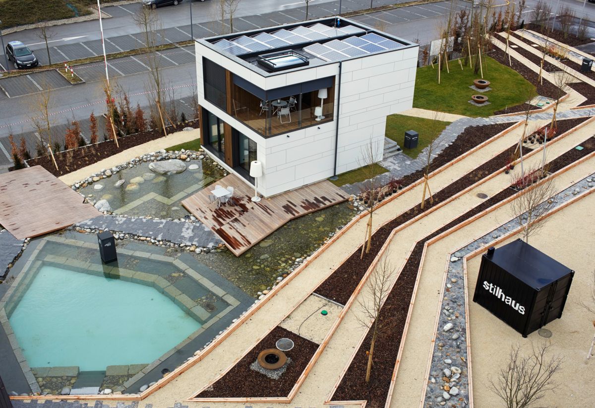 La maison modulaire, le jardin et l’étang vus d‘en haut.