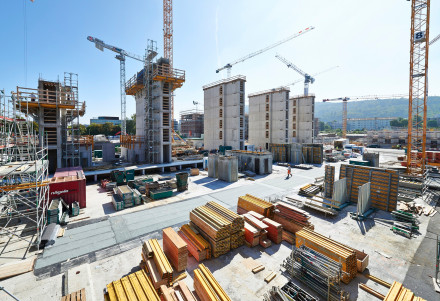 Vue du chantier des ports francs avec des tours d’accès en béton armé.