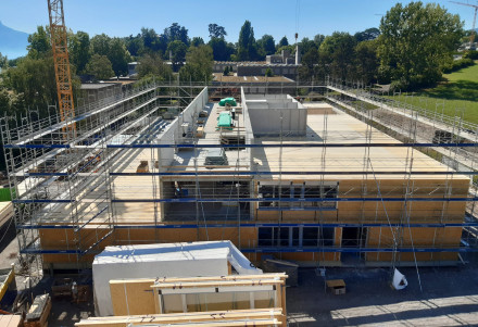 Montage du premier et du deuxième étage avec des éléments de construction en bois.