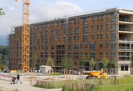 Immeuble d’habitation avec éléments de façade montés.