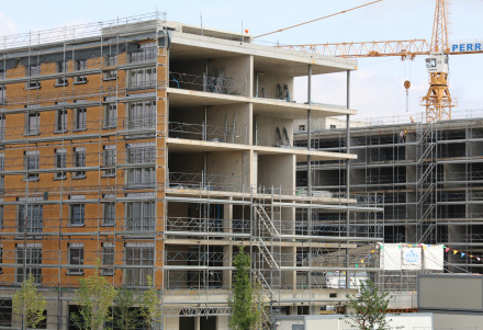 Construction hybride avec structure en béton d’un côté et avec les éléments en construction bois pour l’enveloppe de l’autre côté du bâtiment.