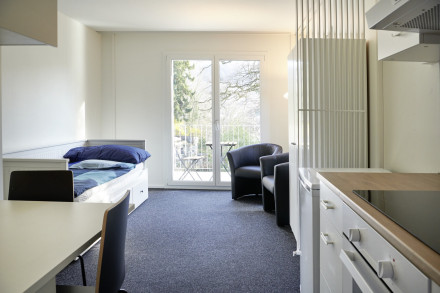 Studio meublé avec balcon, petite cuisine et salle de bain privée pour les futurs étudiants en musique.
