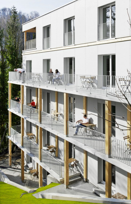 Photo de côté avec tous les étages et les balcons comme escaliers de secours.