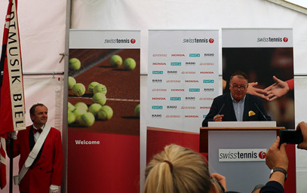 René Stammbach, président de Swiss Tennis, inaugure la nouvelle halle de tennis polyvalente à Bienne