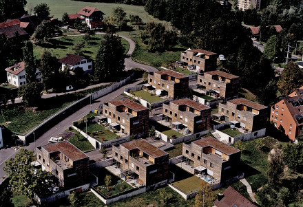 Photographie aérienne du lotissement de maisons passives «Senti», à Kriens avec neufs maisons jumellées.