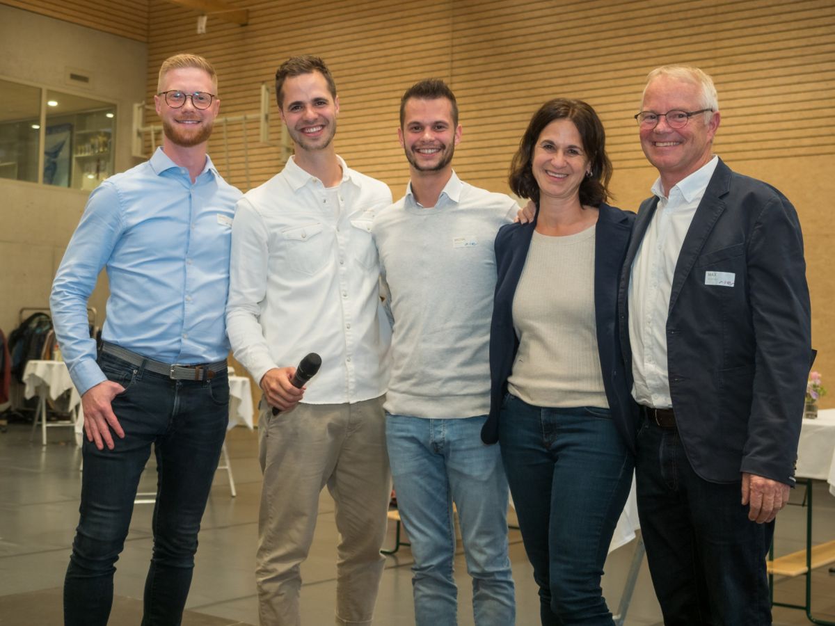 La quatrième et la cinquième génération sur scène, de gauche : David, Samuel, Micha, Andrea et Max Renggli