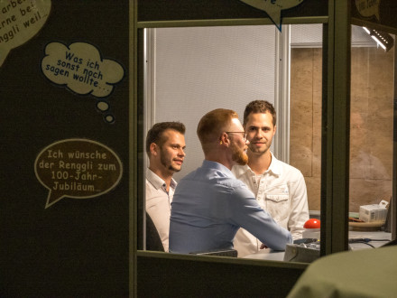 Micha, David et Samuel Renggli dans la vidéobox pour les nouvelles du jubilé à la Renggli AG