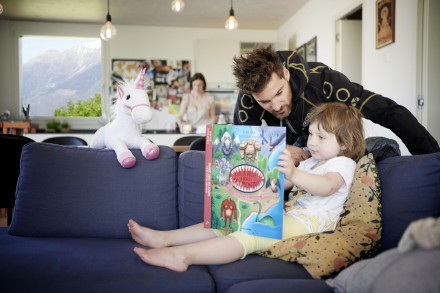 Père avec sa fille sur le canapé.