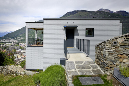 Accès de la maison à l'étage supérieur avec pont