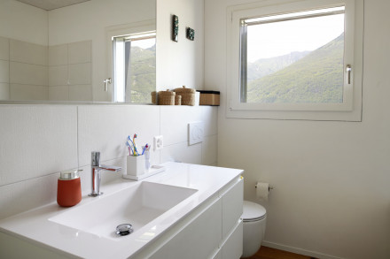 Salle de bain avec vue sur les alpes