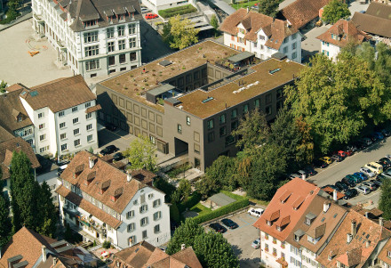 Photographie aérienne du premier immeuble d’habitation et de bureaux de quatre étages de Renggli SA.