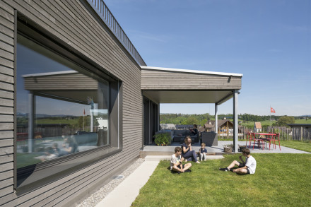 Vue extérieure avec des amis mangeant des glaces à côté de la place assise