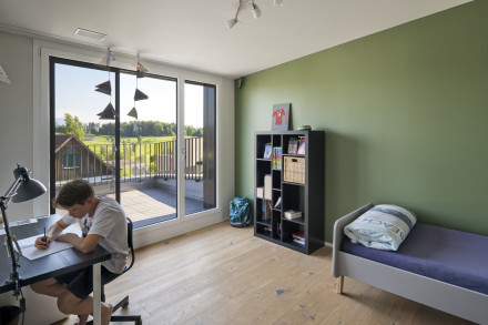 Vue de la chambre d'enfant avec vue sur la verdure