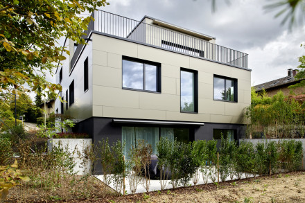 Vue extérieure avec grand appartement et banquette ainsi qu'une terrasse sur le toit.