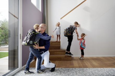 Adieu aux enfants devant l'école à l'entrée de l'école.