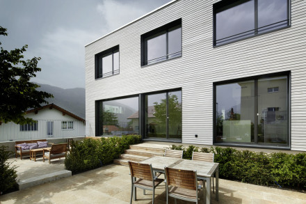 Maison Renggli de deux étages avec une terrasse et une lounge.