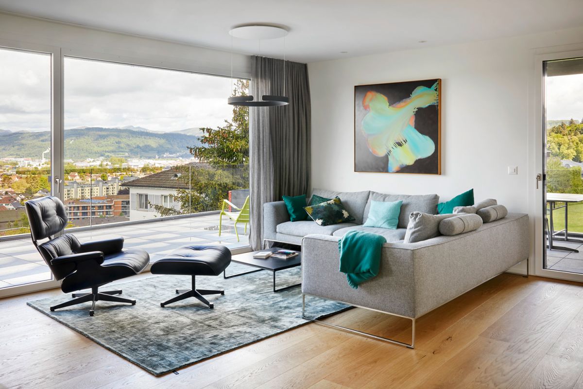 Salle de séjour avec vue sur le balcon et la vallée