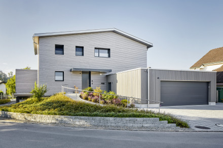 Vue extérieure de la maison Renggli à Hagendorn près de Zoug avec double garage, escalier et entrée